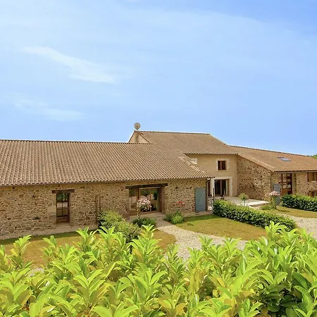 בית נופש Spacious With Private Pool Roussines