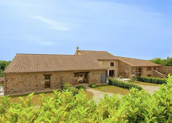 Сasa de vacaciones In With Private Pool Roussines